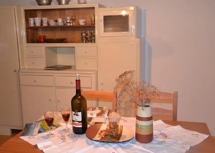 Holiday Farmhouse Skvor